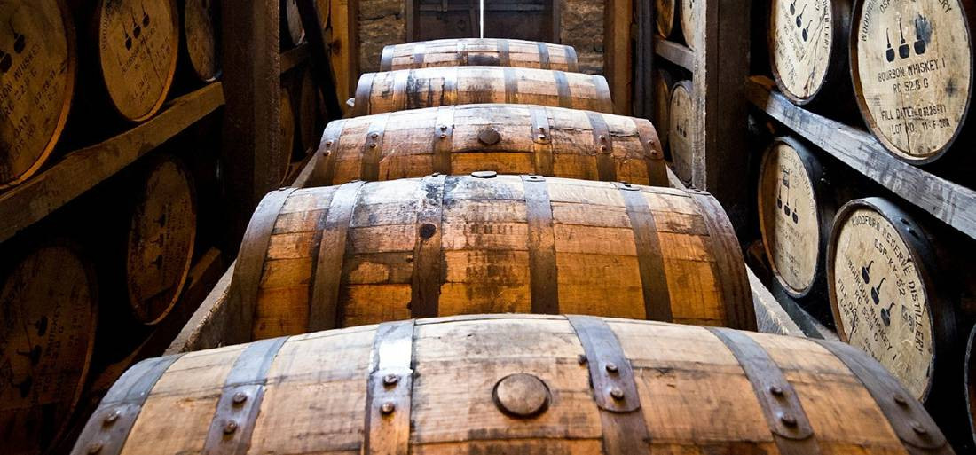A hordós érlelés művészete: a tölgyfa hatása a whiskyre