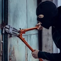 9 híres rabló stílszerű italokkal - 1.rész: Robin Hood borókás balladájától Gugasian pisztolyos vodkájáig